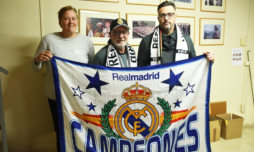 Brenda Den Herder (secretària), Joan M Artigau (president) i Óscar Miguel (vicepresident) amb la bandera madridista