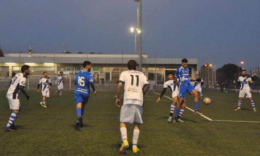 Un moment del partit entre el Cambrils Unió B i el FC Cambrils, disputat el passat dissabte a la tarda