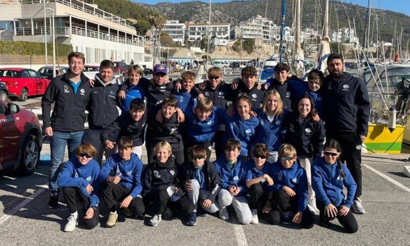 Foto de grup de l'equip del Club Nàutic Cambrils desplaçat a la regata del CN Garraf