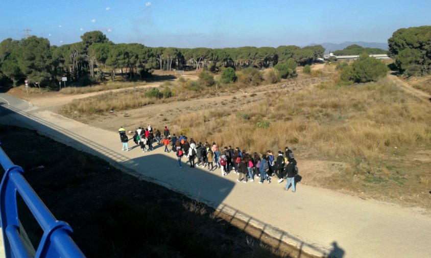 El grup d'escolar es va desplaçar fins a la Cooperativa Agrícola on van esperar un autobús de substitució