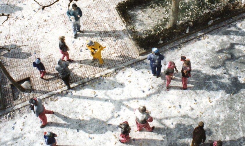 Guerra de farina a l'avinguda de Vidal i Barraquer a l'acabar la rua de Carnaval / Febrer 1990