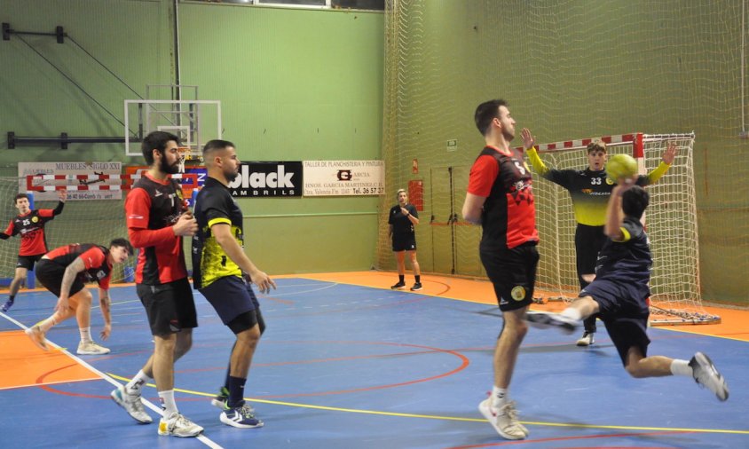 Un moment del partit entre el CH Cambrils i el CH Ribes, disputat el passat dissabte al vespre