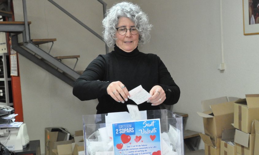 La dinamitzadora comercial de la UB, Sònia Baiges, extraient les butlletes durant el sorteig de Sant Valentí