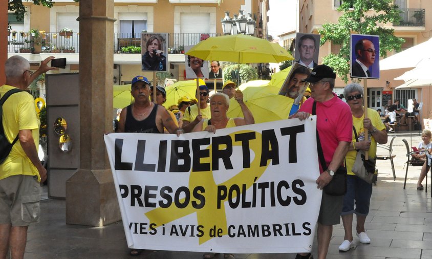 Sortida del recorregut des de la plaça de la Vila cap al carrer de Gimbernat, ahir al matí