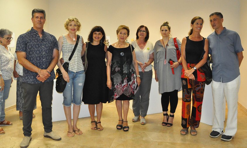 Els sis artistes de la mostra juntament amb el regidor Lluís Abella i l'alcaldessa, Camí Mendoza