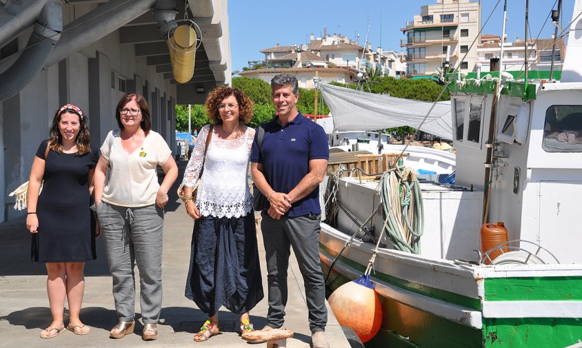 Presentació de les noves activitats de turisme, ahir, al moll pesquer. D'esquerra a dreta: Clàudia Masdeu, Camí Mendoza, Mercè Dalmau i Lluís Abella