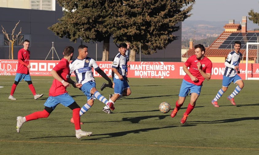 Un moment del partit disputat entre el FC Cambrils i el Montblanc B, aquest passat dissabte a la tarda