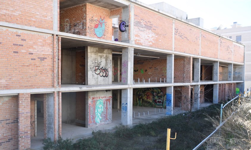 Aspecte de l'estructura del Teatre Auditori des de les vies de l'antic traçat ferroviari