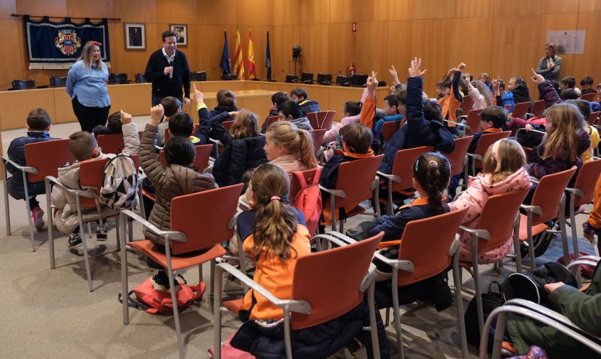 Imatge de la visita dels alumnes de l'escola Guillem Fortuny, ahir, a la sala de plens