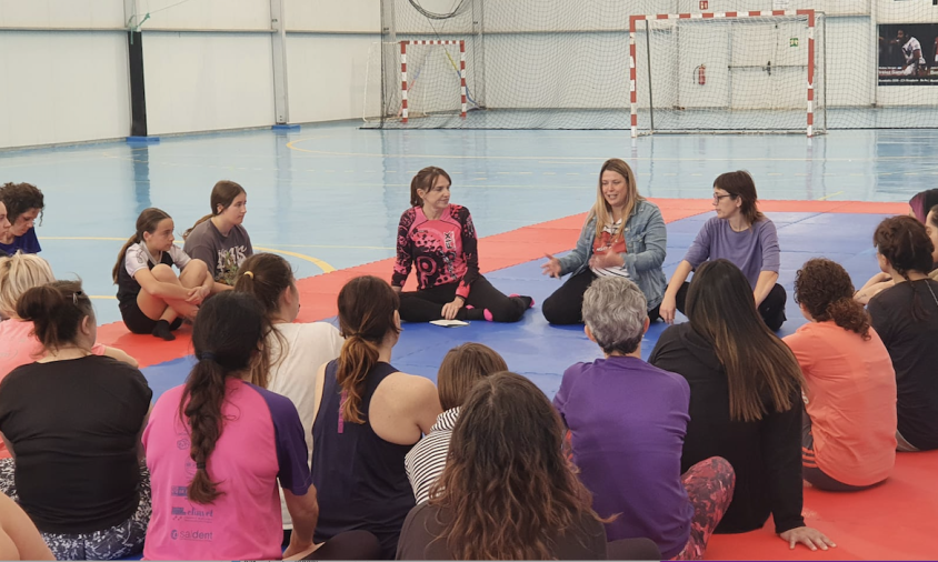 La sessió de defensa personal femenina es va fer a la carpa de la zona esportiva