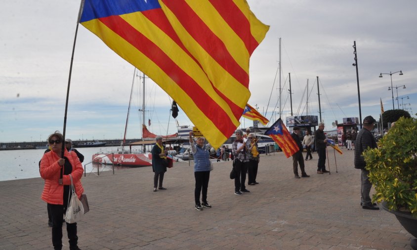 Imatge de la concentració de les Àvies i Avis, ahir al migdia al Port