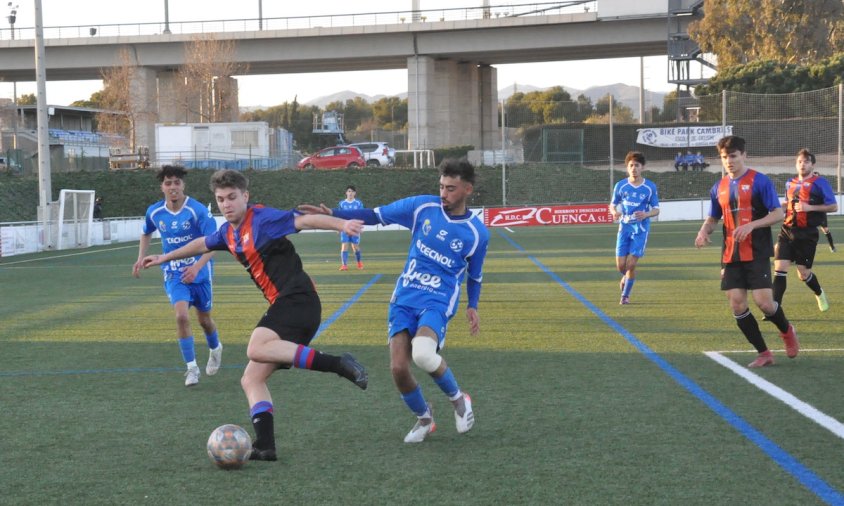 Un moment del partit entre el Cambrils Unió B i l'Alcover, el passat dissabte a la tarda