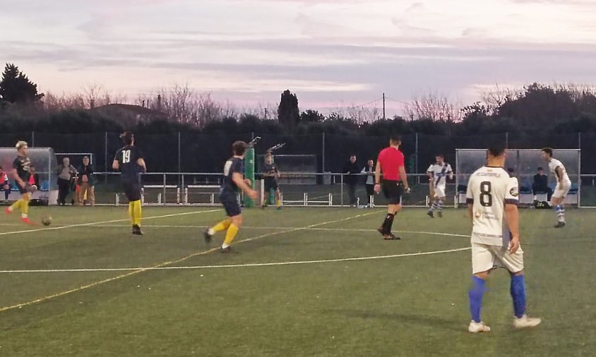 Un moment del partit disputat entre el Costa Daurada i el FC Cambrils, aquest passat dissabte a la tarda