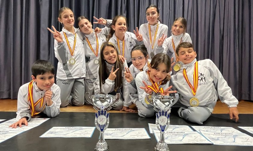 Foto de grup d'alguns dels alumnes que van obtenir un primer premi i competiran a la final estatal de Tarragona el proper mes de maig