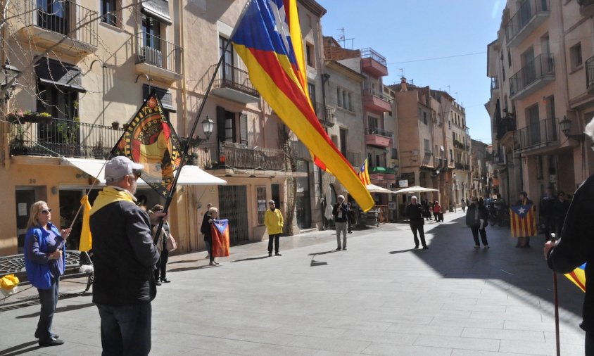 Imatge de la trobada de les Àvies i Avis, ahir al matí, a la plaça de la Vila