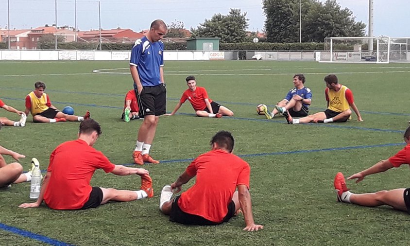 Un moment de l'entrenament del Reus B Cambriols, ahir, a les instal·lacions esportives cambrilenques