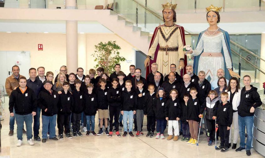 Foto de família al vestíbul de l'Ajuntament