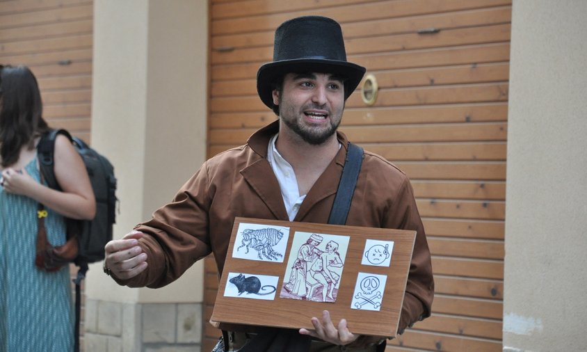 Un moment de la visita guiada pel Barri Antic, ahir a la tarda