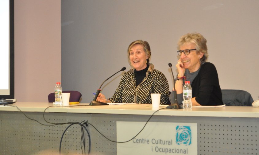 Un moment de la presentació, ahir al vespre. Arantxa Uranga a l'esquerra i Anna Freixas a la dreta