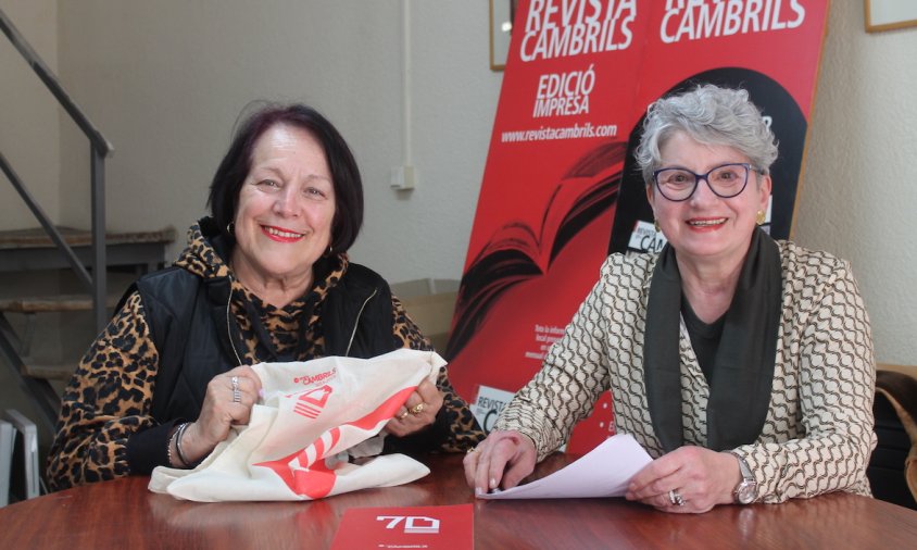 Dolors Sabaté i Carme Pascual van realitzar el sorteig a la seu de Revista Cambrils