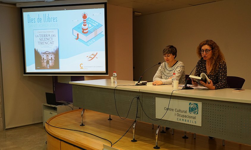Cristina Fornós i Rosana Andreu, ahir, en la presentació del llibre La terra del silenci trencat