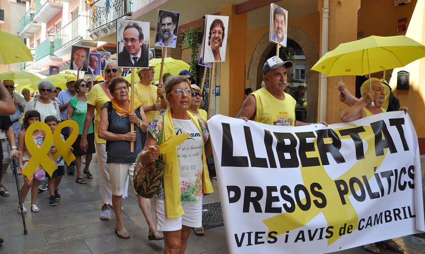 Un moment de la concentració, ahir al matí, a la plaça de la Vila