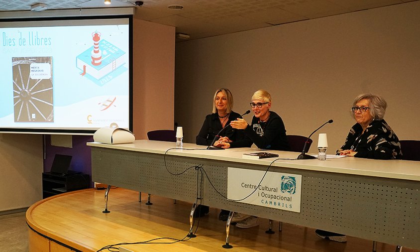 Marta magrinyà, acompanyada de Montse Farrés i Fina veciana, en la presentació del seu llibre 