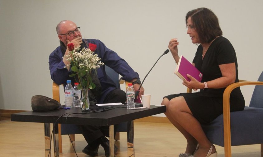 El també poeta Alfred Gavin va fer la presentació de "La casa de les abscències", d'Helena Martínez Ferreruela