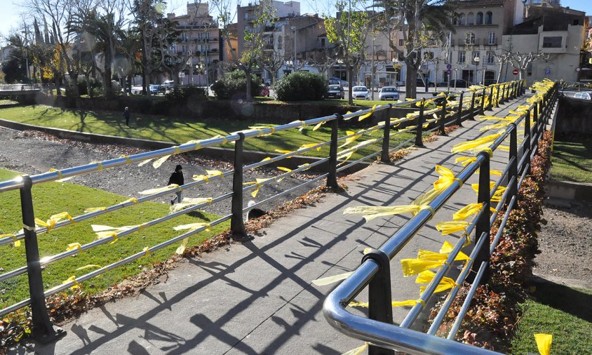 Imatge d'arxiu de llaços grocs a un dels ponts de la riera d'Alforja en una acció que es va fer el 17 de desembre de l'any passat