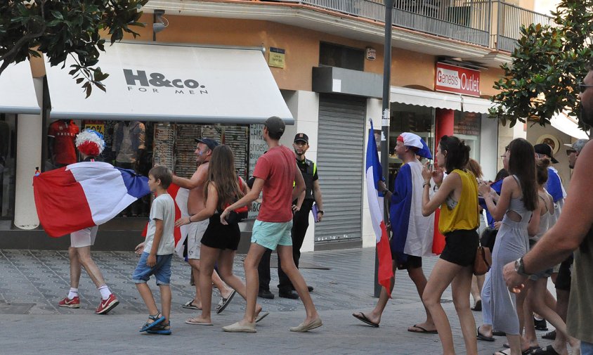 Grup d'aficionats francesos celebrant el triomf de la seva selecció, ahir al vespre