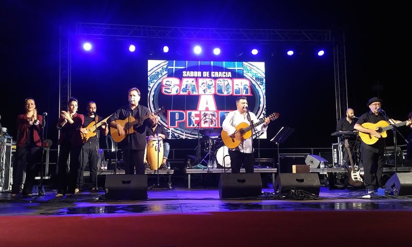 El passeig de les Palmeres va acollir, el passat dissabte a la nit, la segona edició de la Nit de la Rumba Catalana amb la banda barcelonina Sabor de Gràcia