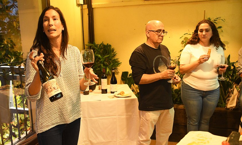 L'enòloga del celler de Capçanes, Anna Rovira, va conduir l'activitat de tast i maridatge