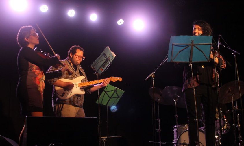 Falcón (viola), Juanma Trujillo (guitarra elèctrica) i Oriol Roca (bateria) van estar acompanyats a l’escenari per Noa Fort