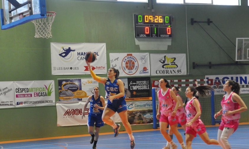 Un moment del partit entre el CB Cambrils i el CB Tarragona, el passat diumenge al migdia