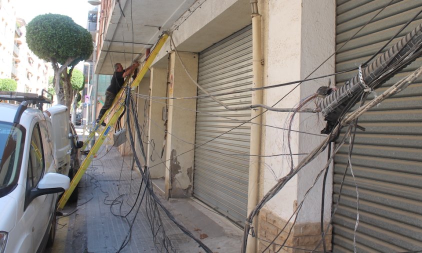 El camió de les escombraries ha arrancat el cablejat entre el numero 13 i 17 del carrer Barcelona