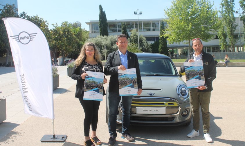 Natalia Pleguezuelos, Oliver Klein i Juanan Fernández posant davant d'un Mini elèctric (un dels patrocinadors de la cursa)