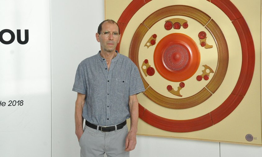 Des del passat divendres, Xavi Castellnou ofereix la seva exposició "Cercles encerclats" a la Sala Àgora de l'Ajuntament