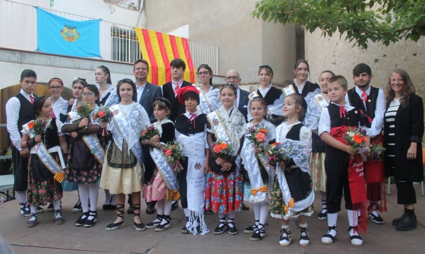 Fotografia dels antics i nous membres del pubillatge de Cambrils amb les autoritats