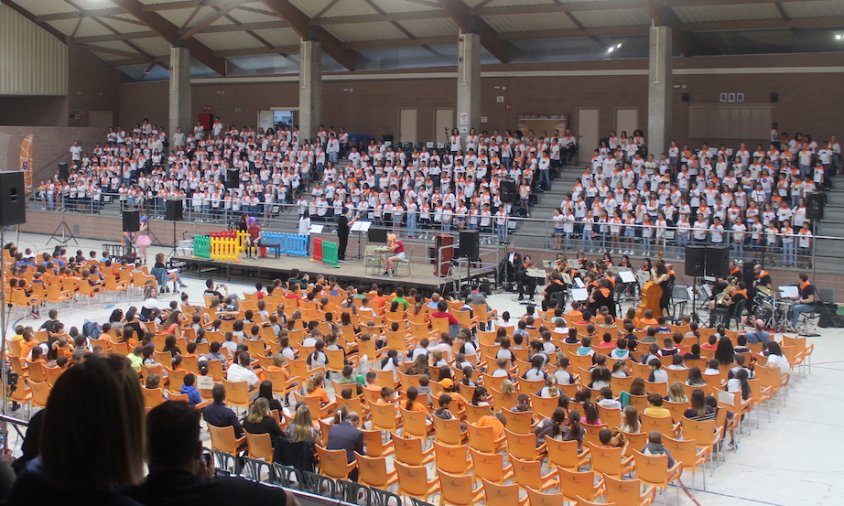 Més de 400 alumnes de 3r de primària han interpreta la cantata “Clicka” des de les grades del Palau Municipal d’Esports