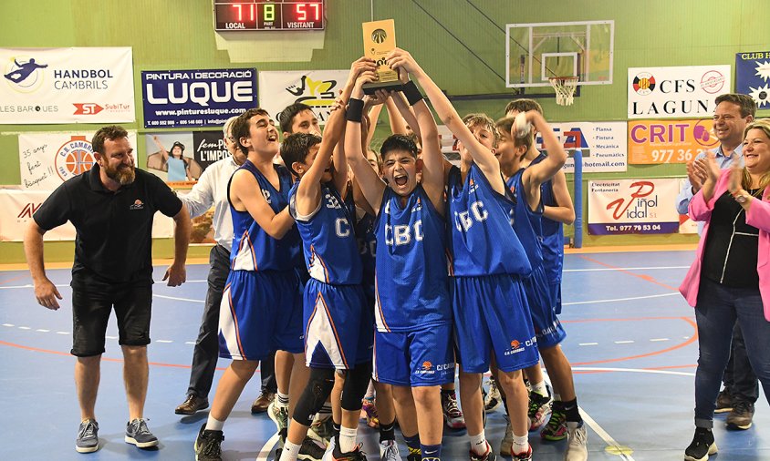 L'equip preinfantil amb el trofeu de campions territorials, aquest diumenge a la tarda