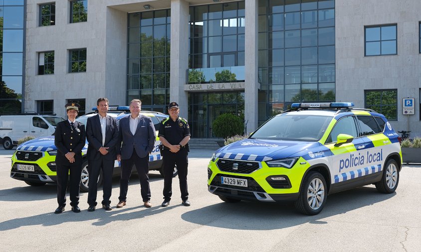 Els dos vehicles es van mostrar a les autoritats, ahir, a la plaça de l'Ajuntament