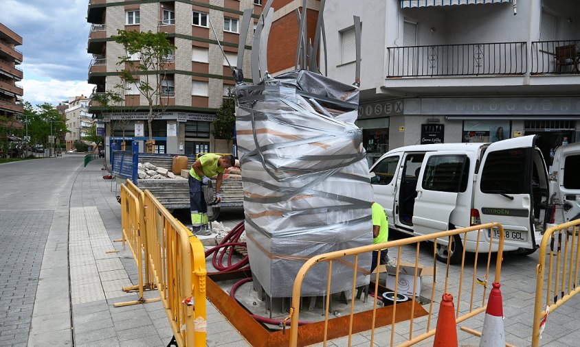 Operaris treballant al voltant de l'escultura de la Rambla, el passat 16 de maig