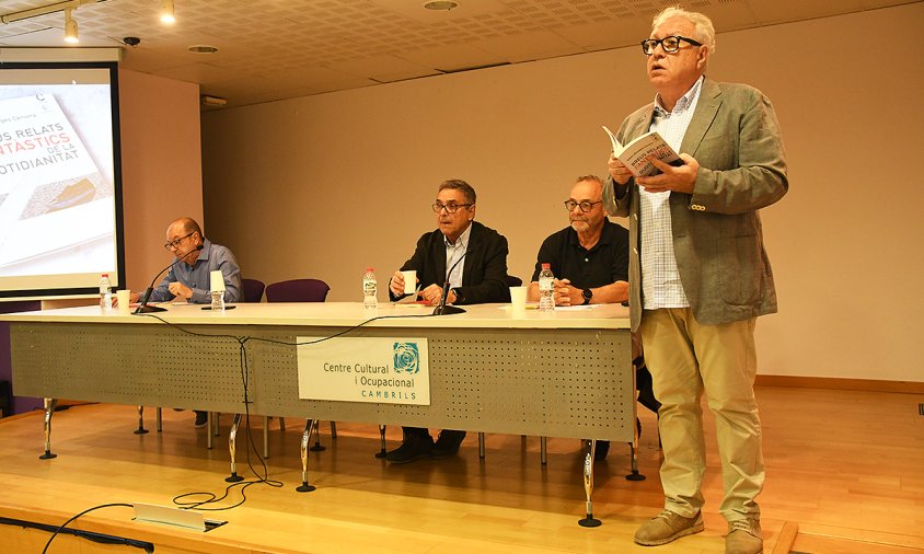 Robert Benaiges, llegint un fragment d'un conte del seu llibre, amb Xavier Llauradó, Alfred Arola i Lluís Aragonès, al seu darrera