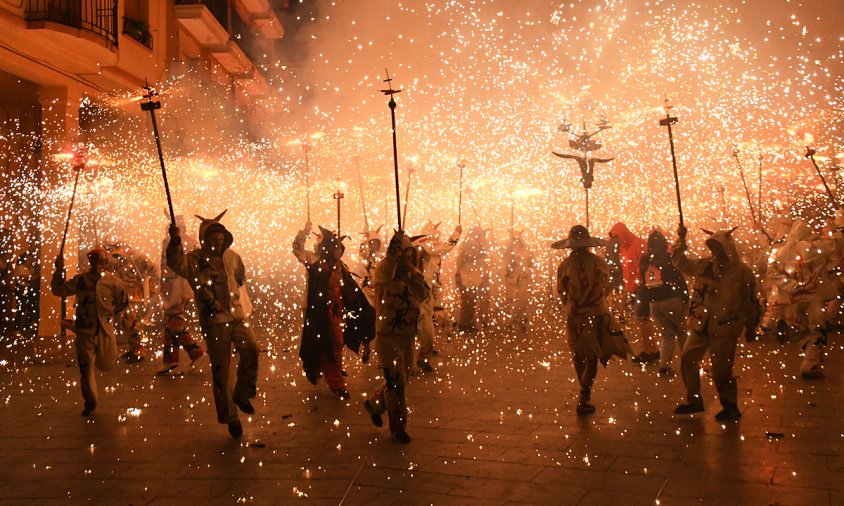 Un moment de l'encesa final del correfoc adult, a la plaça de la Vila