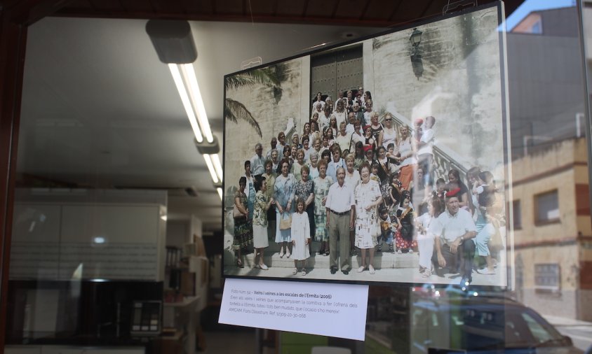 Una de les fotografies exposades a l'aparador de la Fusteria i Cuines Nolla Benavent