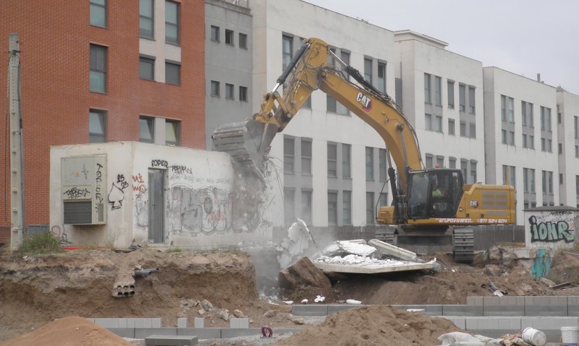 Moment de l'enderrocament de la caseta de connexions a la zona de l'antiga Estació