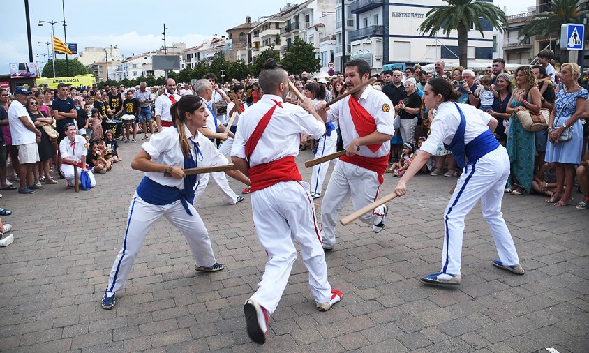 La ballada final de les entitats festives es va fer al port, al costat de les escales reials