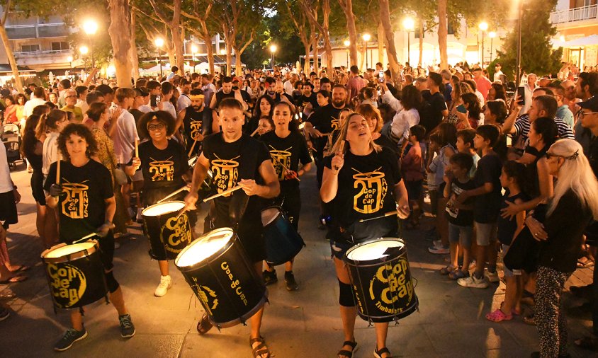 Els Cop de Cap, ahir a la nit, a la seva arrencada des de la plaça de mossèn Batalla