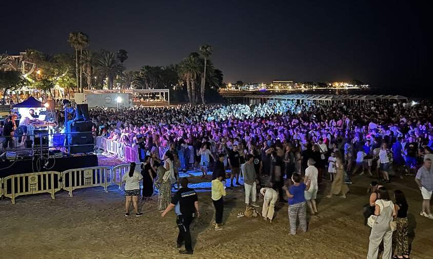 Centenars de persones es van aplegar a la Revetlla Jove a la platja del Regueral