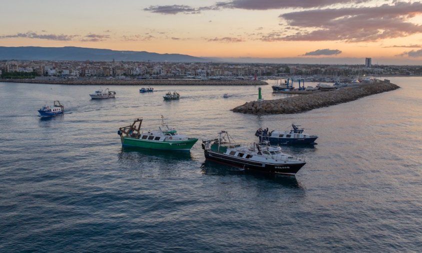 Barques d'arrossegament sortint a la mar ahir pel matí